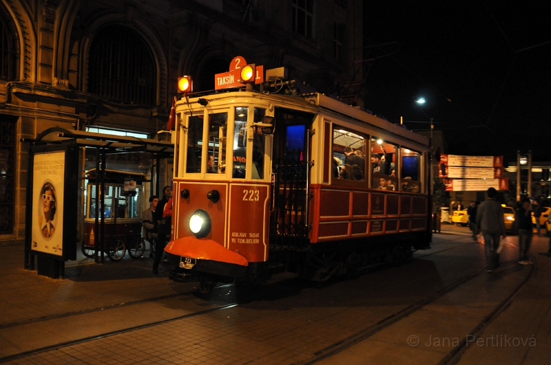 DSC_5947_1.jpg - Na lince jezdí původní vozy, které na evropské straně jezdily až do zrušení tramvajového provozu v roce 1961.