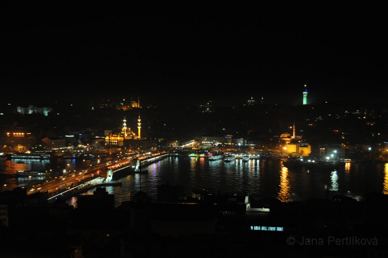DSC_6004.JPG - V nočním Istanbulu září na levé straně Galatský most, Nová mešita a mešita Nuruosmaniye a na pravo mešita Rüstem Pasha a věž university.