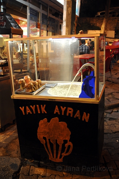 DSC_6070_1.jpg - Ayran (ajran) je jogurtový nápoj podobný arménskému tahn, indickému lassi a íránskému dooghu, ačkoliv doogh může být přírodně sycený. Ajran může být také připraven s okurkovou šťávou místo části či veškeré vody nebo ochucený česnekem.