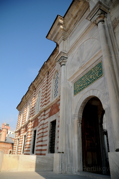 DSC_6078_1.jpg - Mešitě Laleli se říká Tulipánová mešita. Byla postavena v roce 1763 v barokním slohu.