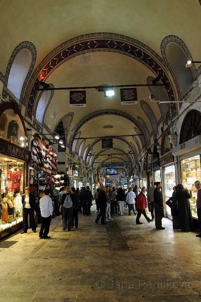 DSC_6133_1.jpg - Velký bazar je bezpochyby turisticky velmi oblíbenou atrakcí Istanbulu s tisíci obchůdky a stánky. Najdete zde nepřeberné množství zajímavého zboží, suvenýrů, starožitností, oblečení, šperků a mnoho dalšího. Pokud se vám něco u stánku zalíbí, musíte si to koupit hned, protože nepočítejte s tím, že daný obchůdek po nějakém čase znovu najdete. Oblast Velkého bazaru je nesmírně rozsáhlá a proto se zde musíte rozhodovat okamžitě. 