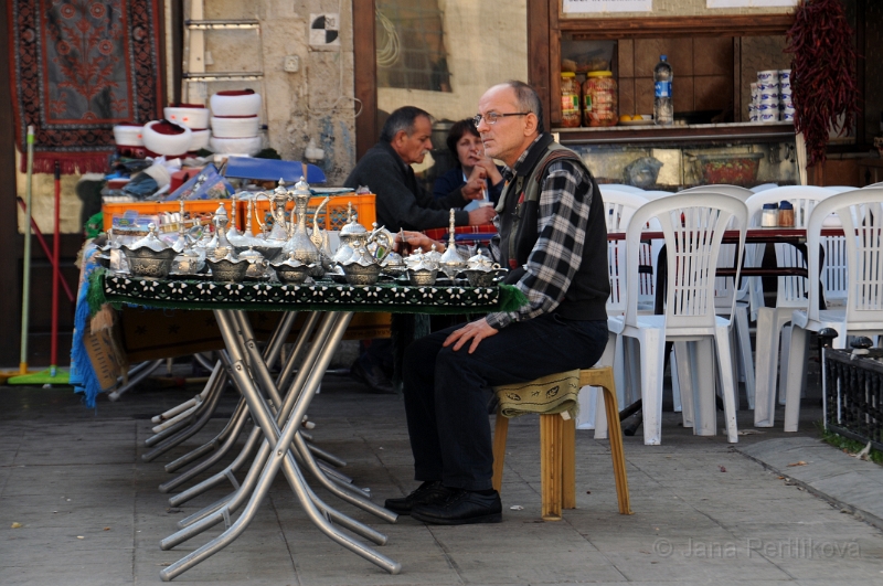 DSC_6200_1.jpg - Cínové nádobí, módní doplňky, drobné zboží, suvenýry, šperky .....to vše je možné na ulicích Istanbulu nakoupit.