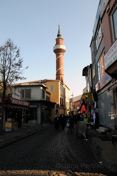 DSC_6248_1.jpg - Na krámky dohlíží mešita Kantarcılar.