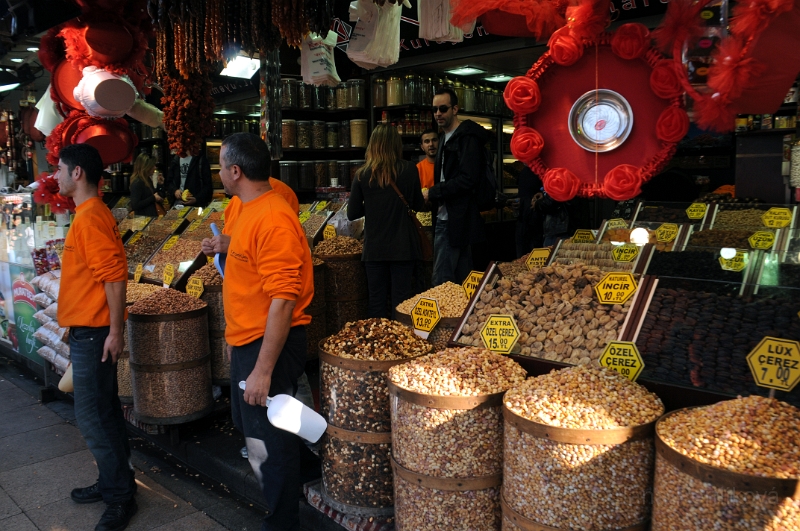 DSC_6282_1.jpg - Prodavači jsou připraveni na ulici nabídnout kolemjdoucím ořechy a sušené ovoce ve velkém.