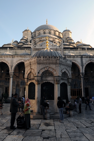 DSC_6296_1.jpg - Nová mešita (Yeni Cami) byla otevřena v roce 1665 po více než 60 letech výstavby. Na její stavbě se podíleli postupně 3 architekti a před dokončením ji velmi poničil požár.