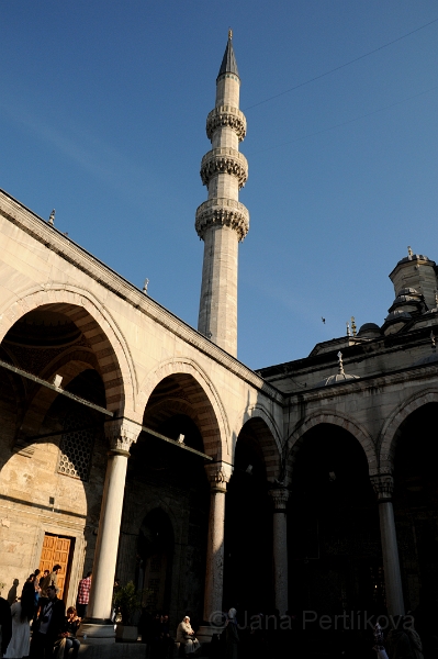 DSC_6298_1.jpg - Nová mešita má 2 minarety, které jsou vysoké 52m.