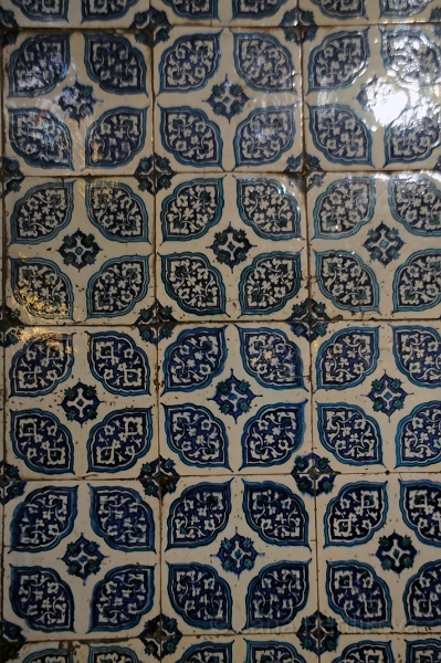 DSC_6329_1.jpg - Nová mešita je uvnitř obložena modrými dlaždicemi z Izniku.