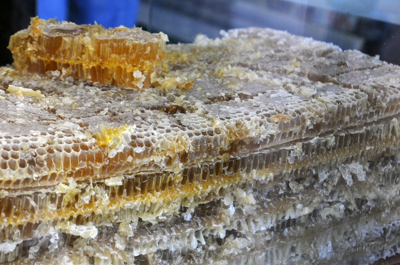 DSC_6337_1.jpg - K tureckým sladkostem neodmyslitelně patří med. Na tržišti ho můžete koupit i ve formě pláství.