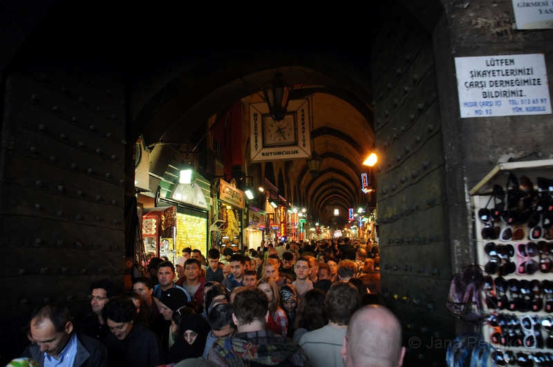 DSC_6339_1.jpg - Egyptský bazar (Misir Carsisi) byl založen v 17.století pro egyptské obchodníky a je součástí komplexu budov kolem nedaleké mešity Yeni camii (Nová mešita).