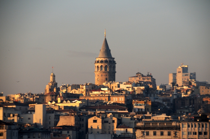 DSC_6391_2.jpg - Dominantou čtvrti Beyoğlu je Galatská věž, kterou jsme navštívili včera.