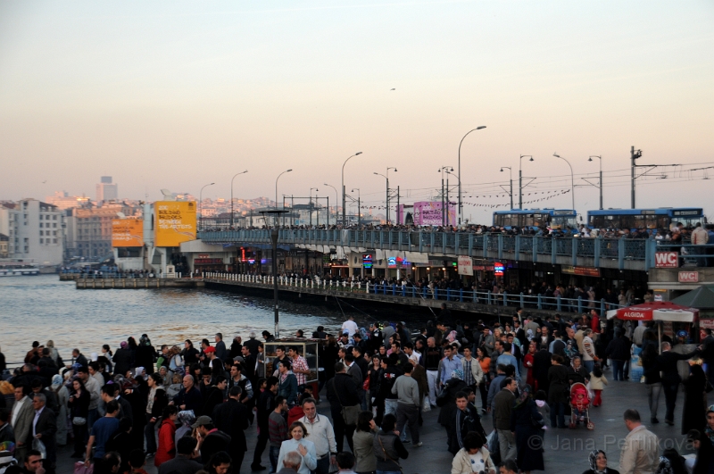 DSC_6415_2.jpg - I přes Galatský most se valí davy, které jsou ještě větší, než při naší večerní návštěvě.