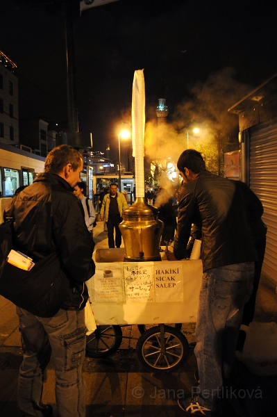 DSC_6480_1.jpg - Večer se ochladilo, proto jsme se rozhodli ochutnat salep, který se zde prodává na každém rohu. Salep je horký nápoj, který konzistencí připomíná řídkou krupicovou kaši. Připravuje se ze směsi velmi jemně namletého salepového kořene (vstavač mužský – Orchis mascula, též horská orchidej) a zázvoru, dochucené skořicí a slazené vanilkovým cukrem.