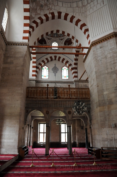 DSC_6528_1.jpg - Mešitu Şehzade postavil architekt Mimar Sinan jako svou první velkou stavbu. Její interier je ve srovnání s ostatními mešitami velmi střízlivý.