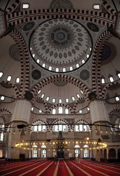 DSC_6534,5,6,7,8,9_1.jpg - Mešita Şehzade má čtvercový půdorys, kdy centrální kopule o průměru 19 a výšce 37 metrů je rozšířena ve všech směrech o polokopuli.