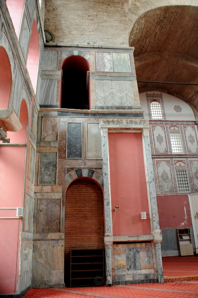 DSC_6567_1.jpg - Mešita Kalenderhane je obložena krásnými mramorovými panely.