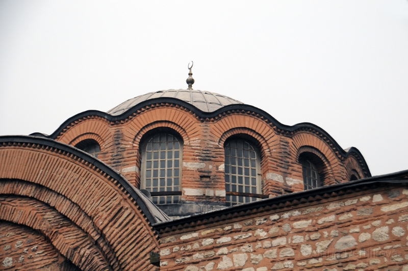 DSC_6593_1.jpg - Stavba je tvořena cihlovým zdivem prokládaným kamenými pásy jak bylo běžné v bizantské době. To je vidět hlavně z venku. Střed mešity je zastřešen kopulí se 16ti žebry.
