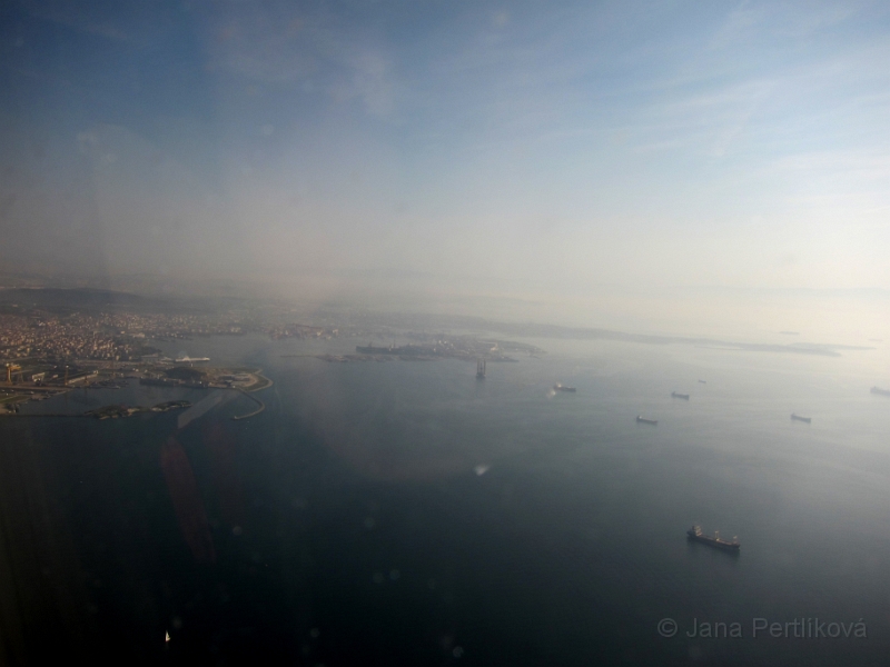 IMG_2027_1.jpg -                                K Istanbulu se blížíme nejen my, ale i mnoho nákladních lodí.