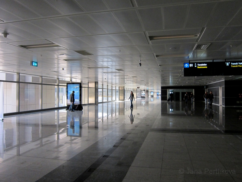 IMG_2060_2.jpg - V roce 2009 byl otevřen nový terminál, který navýšil kapacitu letiště z 3,5 na planovaných 25 miliónů cestujících v roce 2023.
