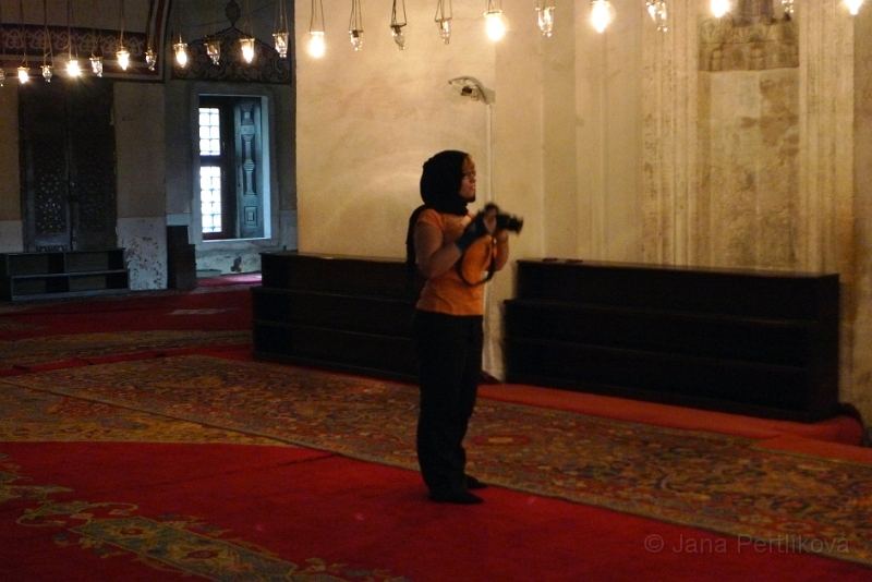 P1040086_1.jpg - V Istanbulu je třeba respektovat tradice a při vstupu do mešit přizpůsobit oblečení i chování zvyklostem a požadavkům. U žen je to kromě zahalných ramen a nohou i zakrytá hlava.
