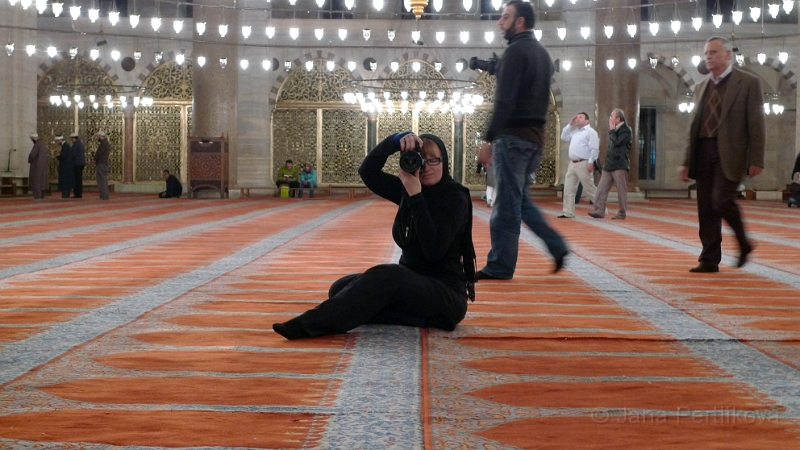 P1040145_2.jpg - Janina se zahalila jako muslimka a fotila.