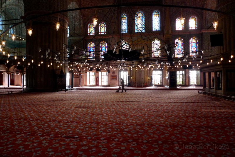 P1040152_1.jpg - Koberec který pokrývá celou podlahu mešity se pečlivě udržuje a vyměňuje se, jakmile se ošlape.