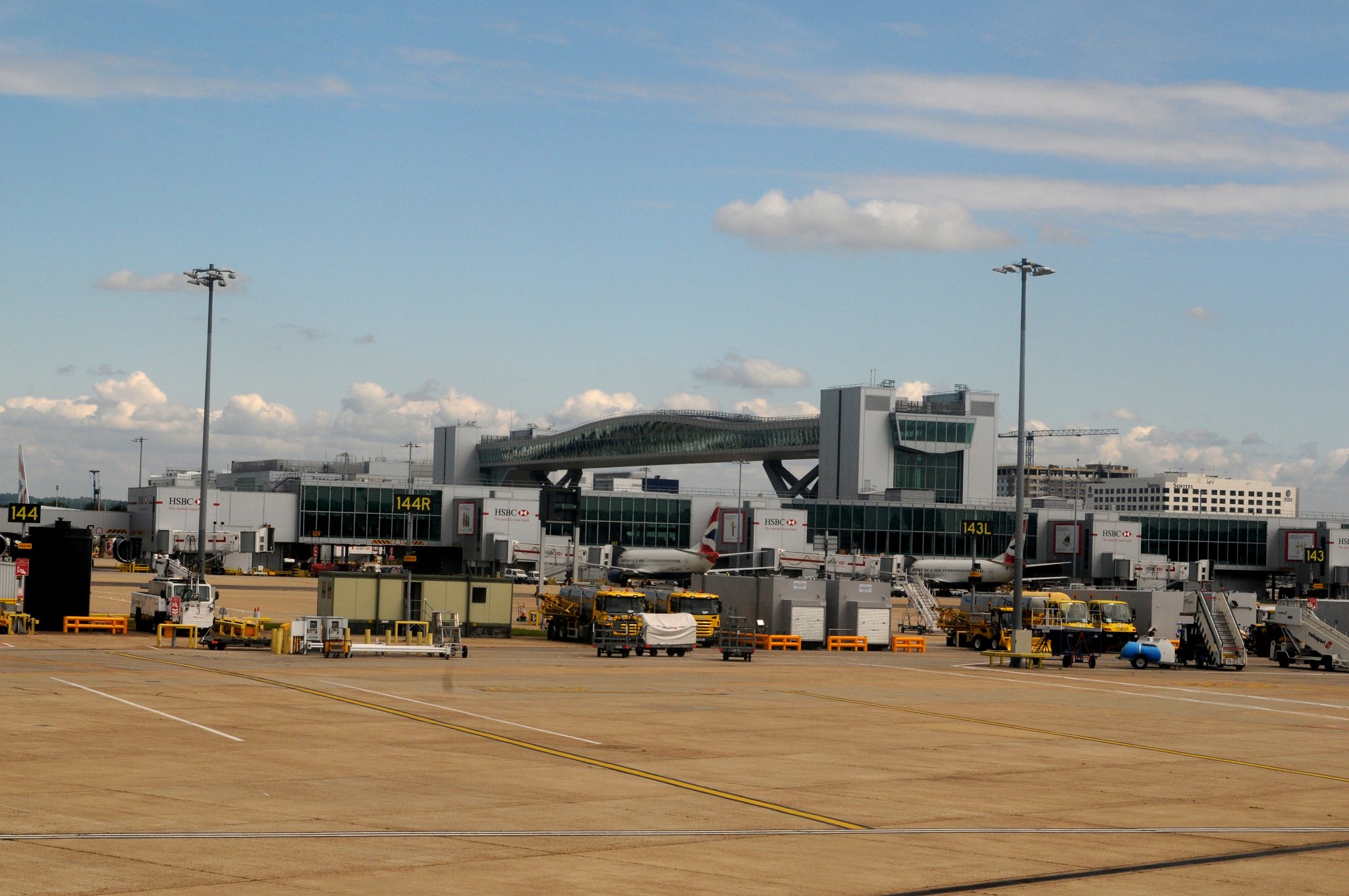 DSC_2735_2.jpg - Letiště Gatwick (London Gatwick Airport) je druhé nejrušnější letiště Velké Británie podle počtu odbavených cestujících za rok. Nachází se v hrabství West Sussex, přibližně 40 km jižně od Londýna a stejně daleko od Brightonu.