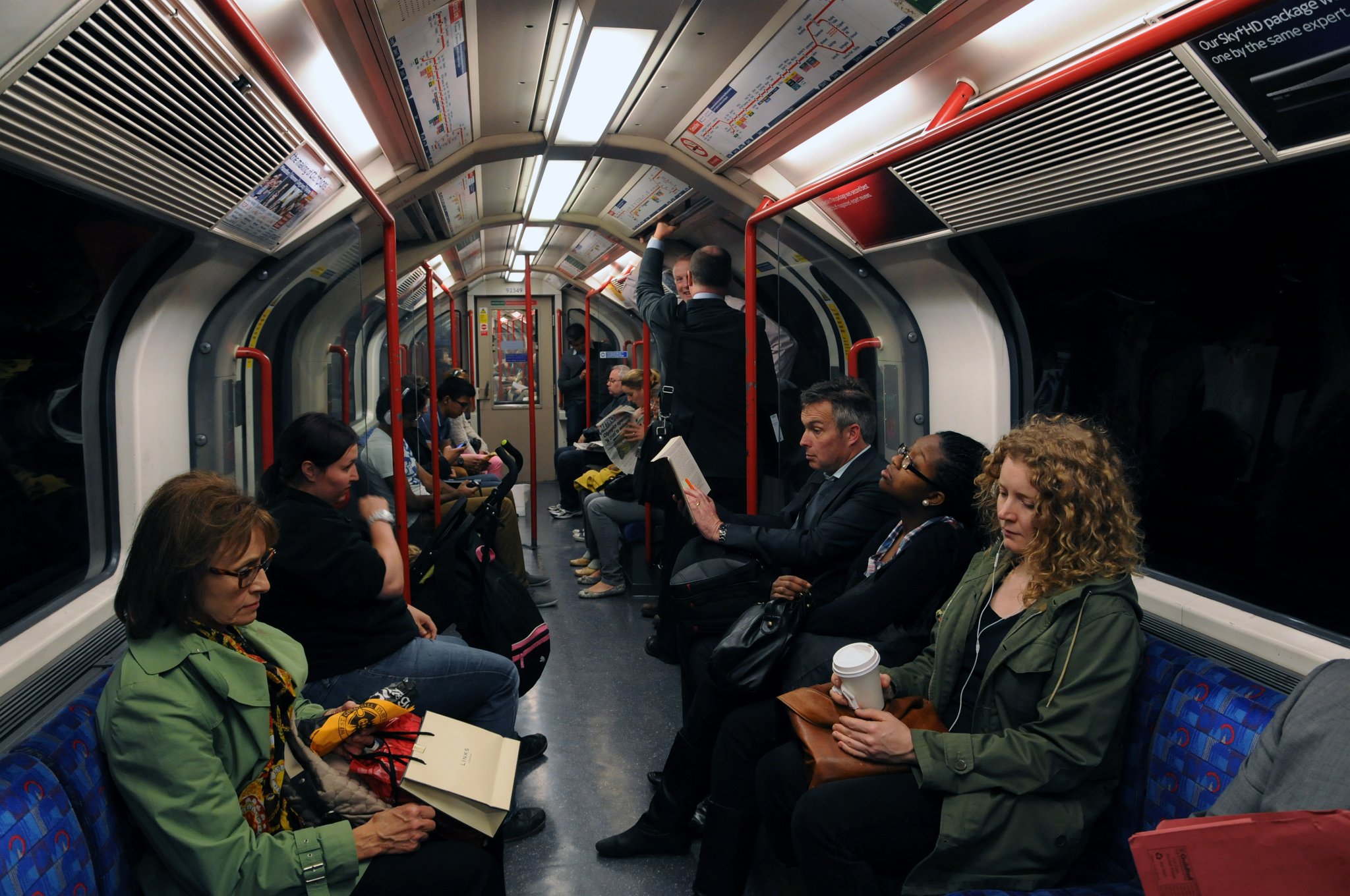 DSC_2762_1.jpg - Londýnské metro (London Underground) je běžně označován jménem Tube. Metro v současnosti zahrnuje 273 stanic a více než 408 km trati. V období let 2004 až 2005 přepravilo metro rekordní počet cestujících 976 miliónů, což představuje 2 670 000 lidí denně.