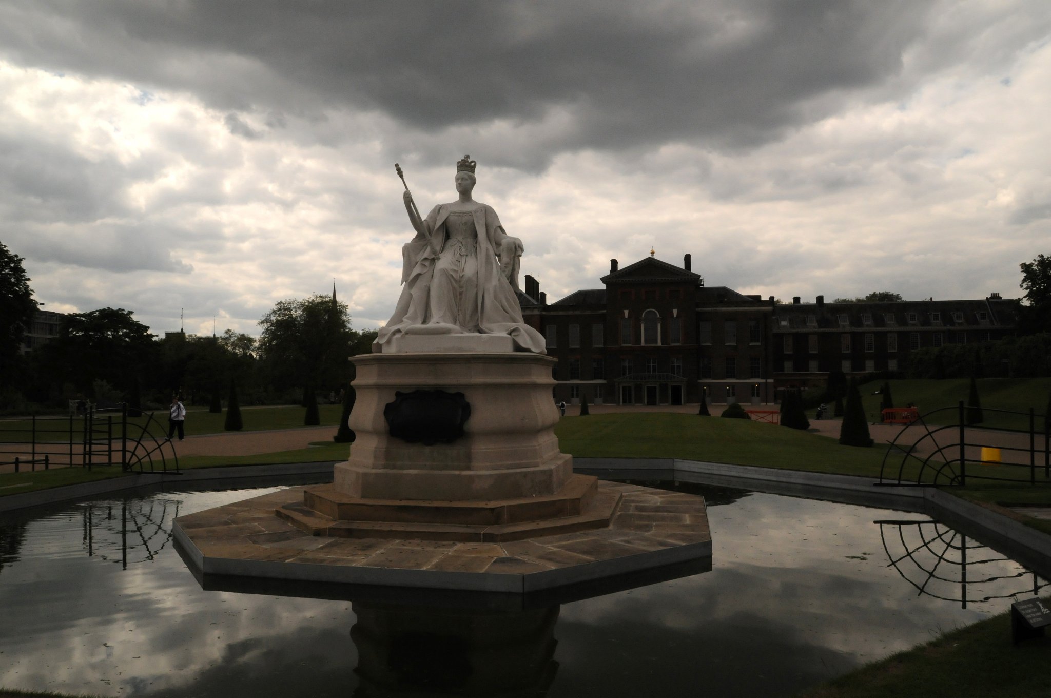 DSC_2774_2.jpg - Socha královny Victorie před Kengsingtonským palácem.
