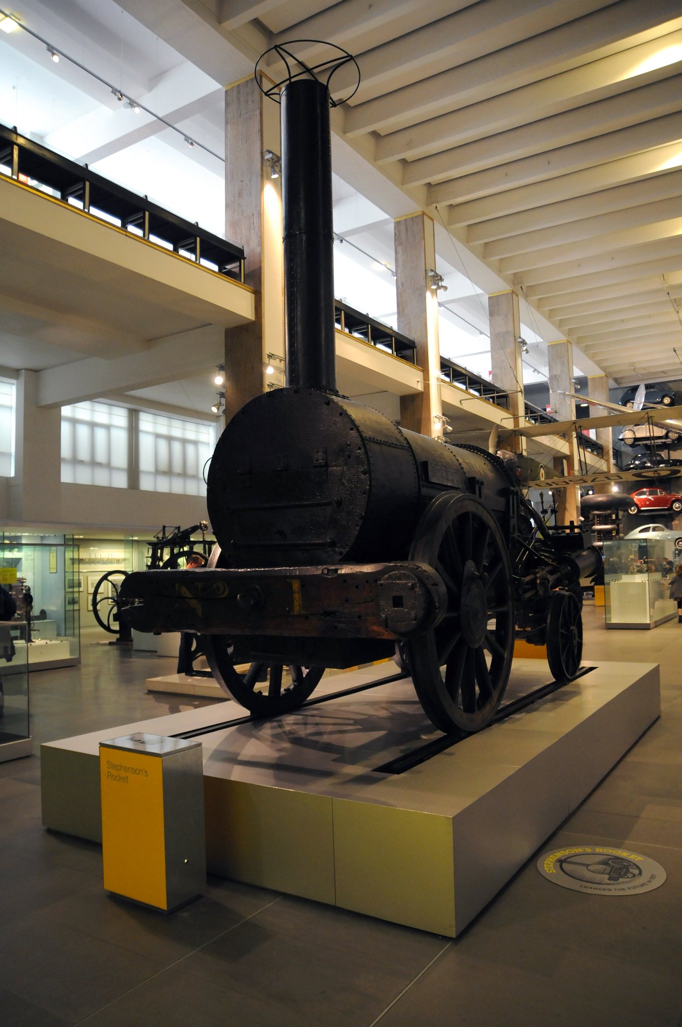 DSC_2838_1.jpg - Stephensonova první parní lokomotiva 1829. Science Museum. Stephensonova lokomotiva Raketa, stanovuje rychlostní rekord 47 km/h (29 mph) u Rainhill Trials poblíž Liverpoolu.