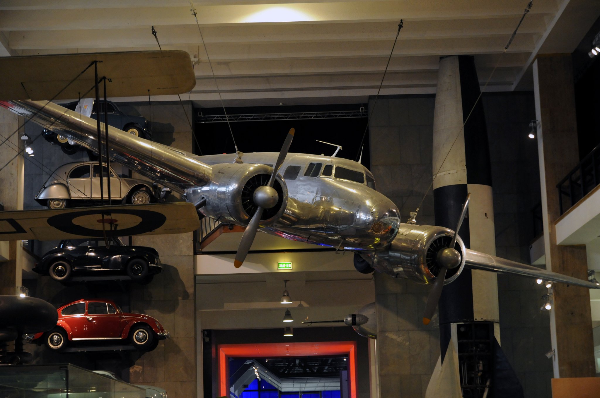 DSC_2841_1.jpg - Lockheed Electra Airliner, 1935. Dvoumotorový, celokovový dopravní letoun z poloviny třicátých let 20. století, současník typů Boeingu 247 a DC-2. Z dnešního pohledu byla Electra „Gulfstreamem“ své doby. Letoun vysokých výkonů, krásných nadčasových tvarů. Navíc doby, kdy vývoj v letectví šel kupředu v řádu měsíců, nikoliv desetiletí jako je tomu dnes.