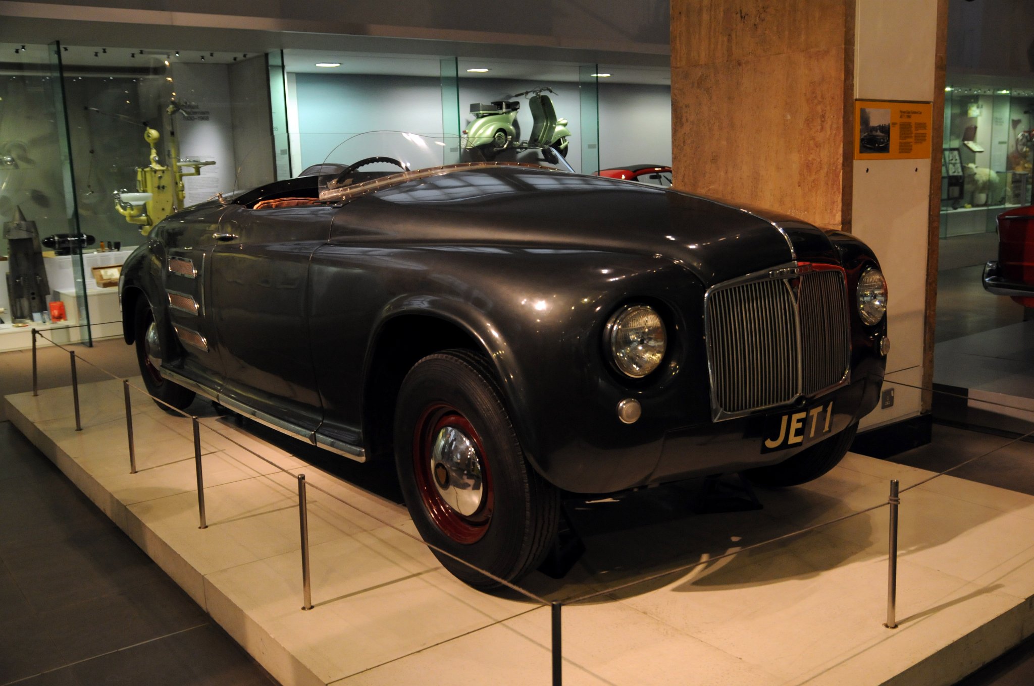 DSC_2867_1.jpg - Rover Gas Turbine Car JET1, 1950. První automobil poháněný plynovou turbínou vznikl už v roce 1950. Šlo o dvoumístné vozidlo s názvem JET1, které bylo dílem britského výrobce Rover. V roce 1952 dosáhl Rover JET1 s turbínou rotující otáčkami 50 000/min-1 rýchlostní rekord 245 km/h.