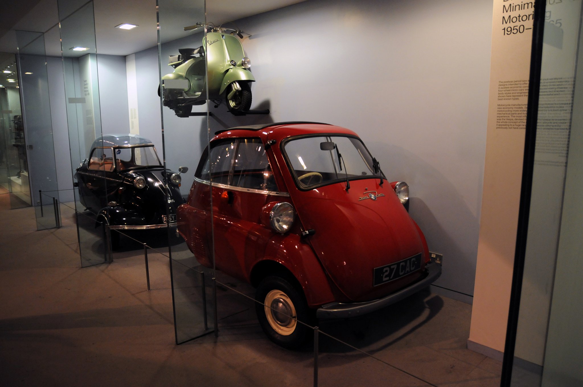 DSC_2873_1.jpg - BMW Isetta 300, 1961. U zrodu malého lidového vozítka Isetta stál na začátku padesátých let italský inženýr Renzo Rivolta (1908–1966).  Italské motoristy však tato “vajíčka” příliš neoslovila, a proto se Rivolta zaměřil na prodej licencí. Licenci zakoupila například automobilka BMW. Neobvyklé nastupování do vozíku odklápěnou čelní stěnou bylo převzato z italské Isetty. Jelikož byl volant upevněn na dveřích, odklápěl se také. Za prvních osm měsíců výroby vyjelo z továrny BMW deset tisíc německých isett. Za osm let vyrobila automobilka BMW 161 728 vozíků isetta, několik tisíc ve formě montážních sad. Další tisíce isett byly vyrobeny ve Velké Británii (v bývalé opravně lokomotiv v Brightonu) na základě licence od BMW. Anglické isetty měly jedno zadní kolo, aby mohly využívat výhodnější silniční daň pro tříkolová vozidla. Měly volant na pravé straně a opačně zavěšené dveře, otevírané doprava. 