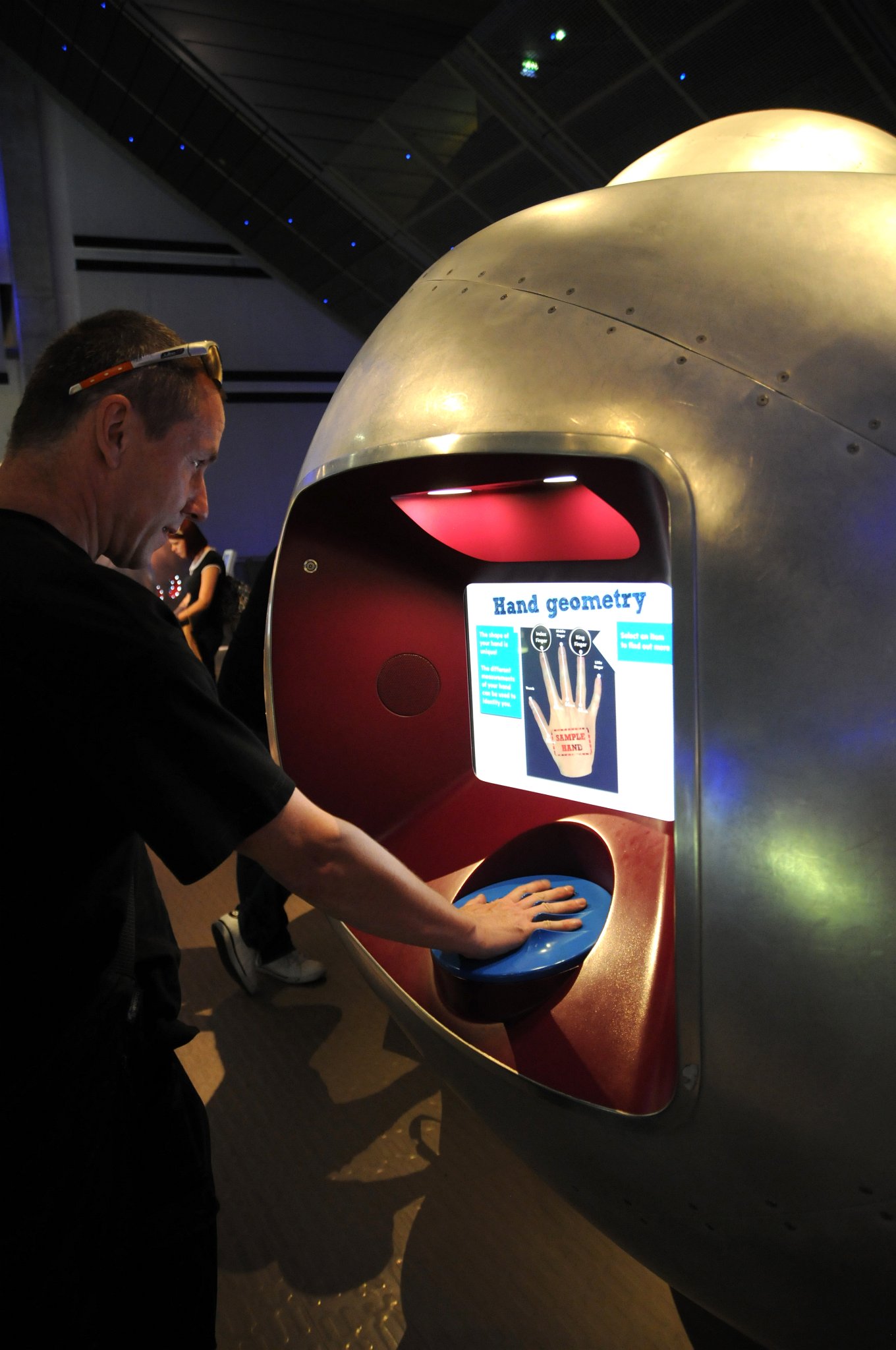 DSC_2910_1.jpg - Fili zkouší interaktivní možnosti v Science Museu v Londýně.