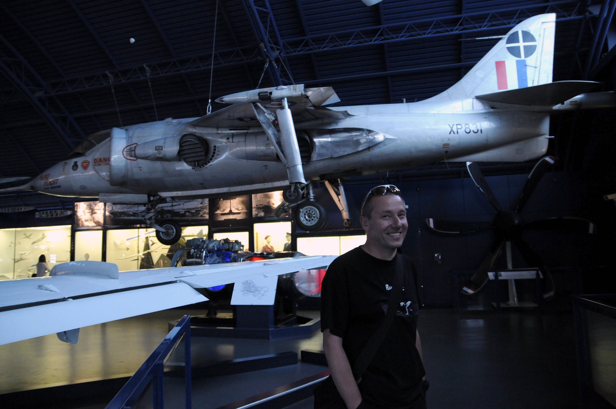 DSC_2943_1.jpg - Fili stopjící před letounem Hawker P.1127, 1960, prototypem typu Harrier – prvních do služby zařazených útočných a průzkumných stíhacích letadel se schopnostmi vertikálního vzletu a přistání, hovorově „jump jet“ vybaveným motorem Rolls-Royce Pegasus.