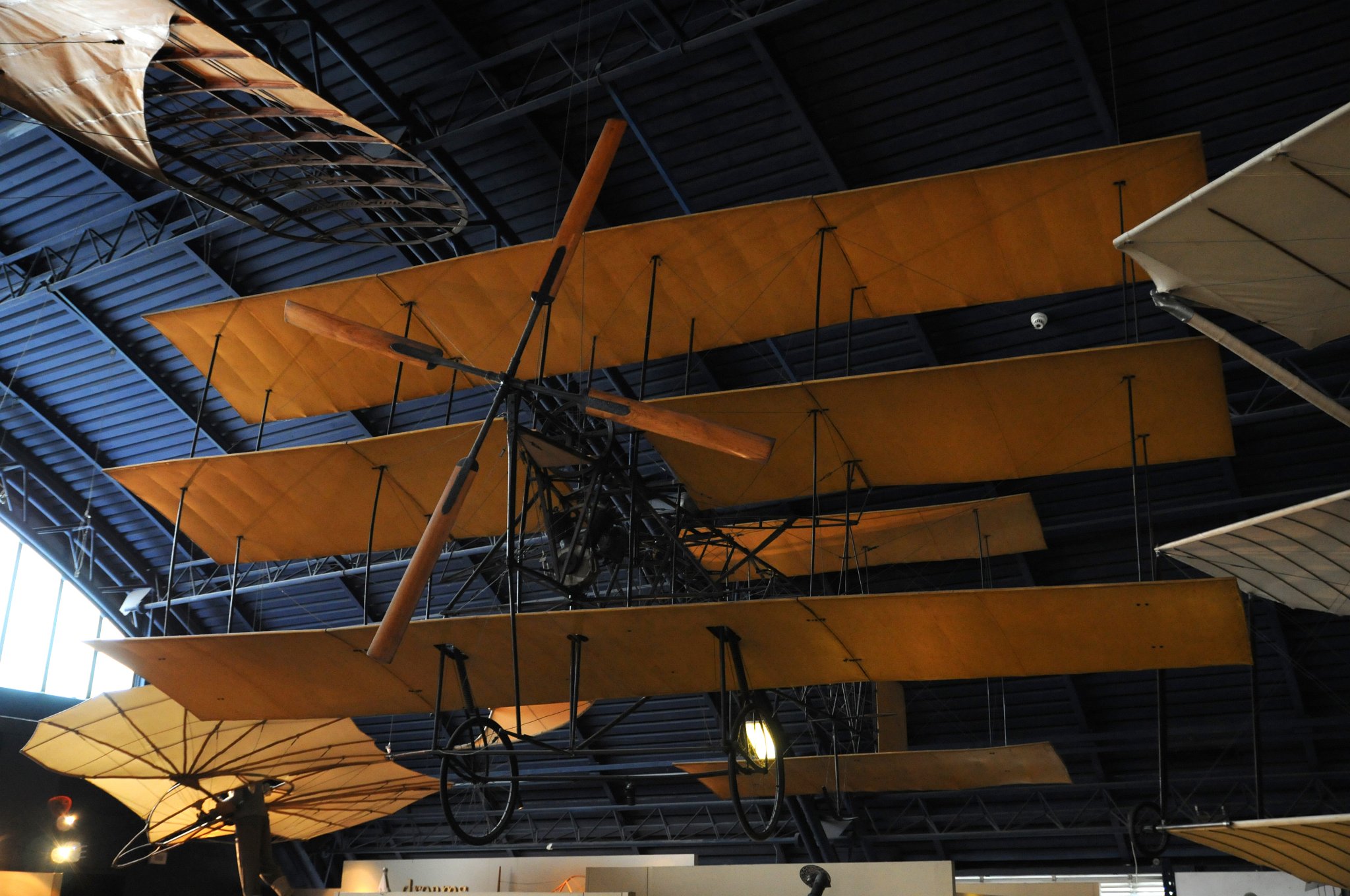 DSC_3021_1.jpg - Roe Triplane, 1900. Byl to první úspěšný letoun postavený mladým inženýrem Alliott Verdon Roe. První let byl dlouhý cca 300m. 