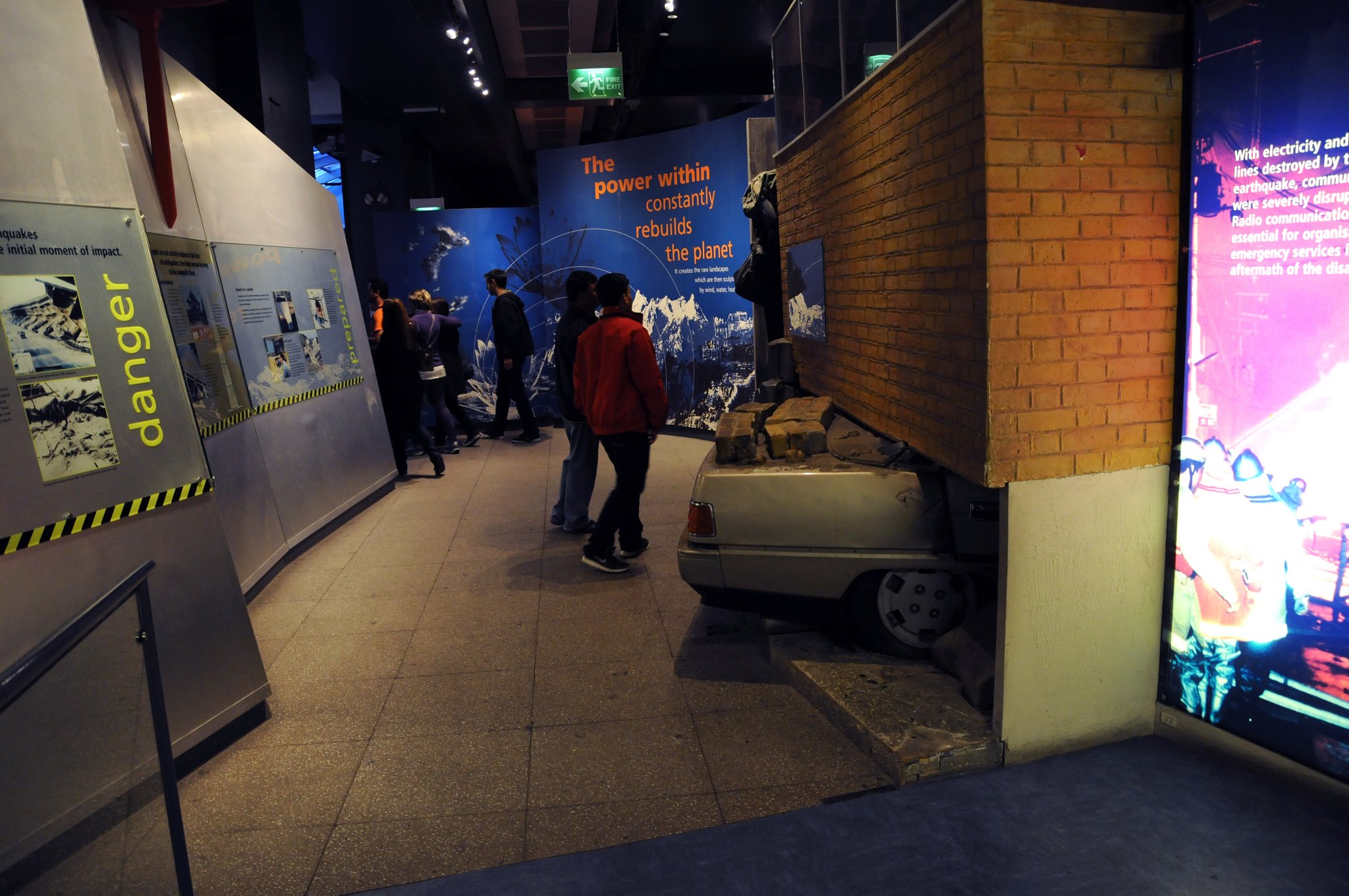 DSC_3203_1.jpg - Právně bylo Přírodopisné muzeum oddělením Britského muzea. Roku 1963 se muzeum stalo samostatným s vlastní správní radou a roku 1986 bylo do něj začleněno Geologické muzeum Britské geologické společnosti.