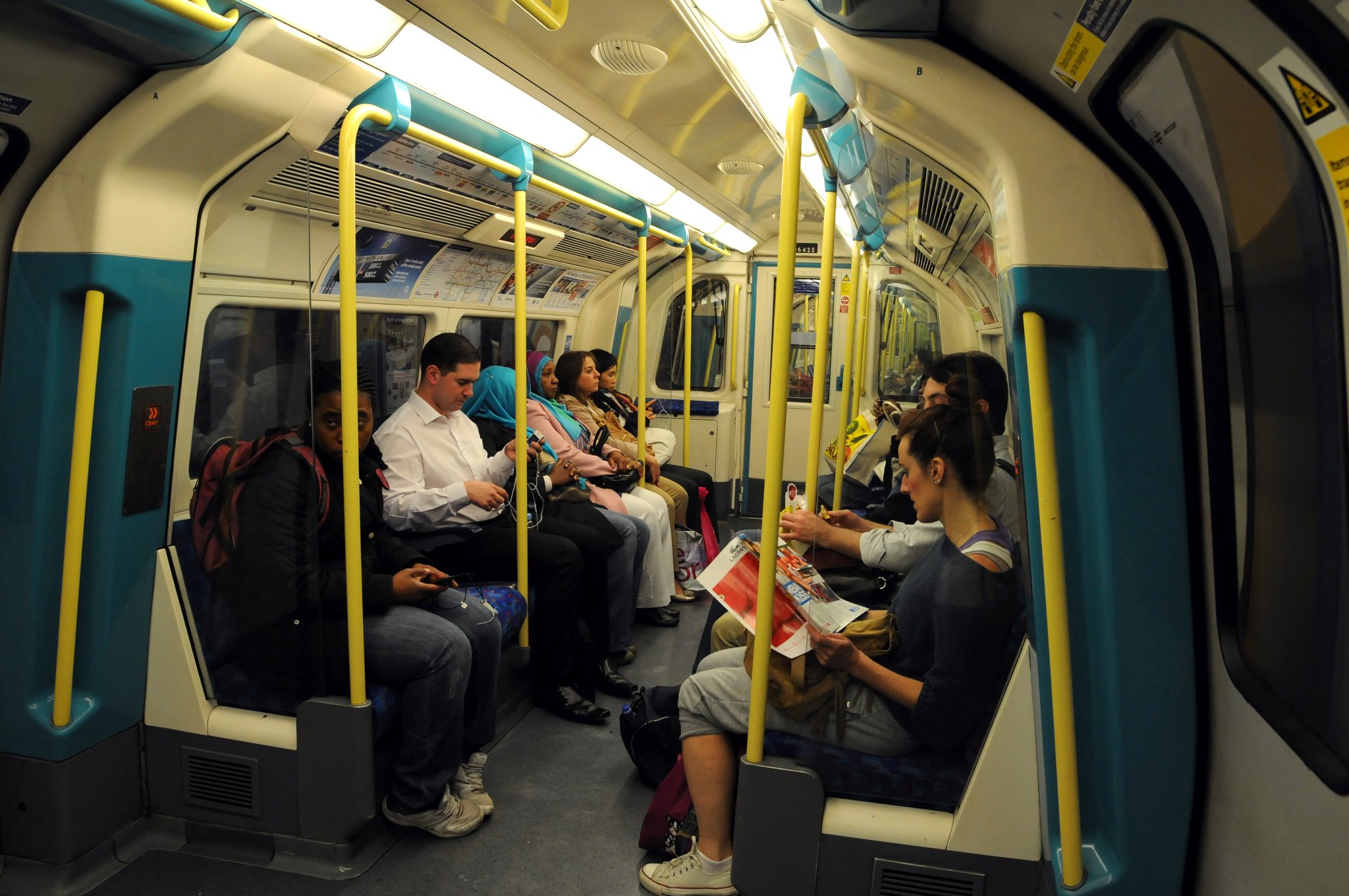 DSC_3391_1.jpg - Londýnské metro je nejstarší podzemní dráha na světě. První vlaky zde projely 10. ledna 1863 na lince Metropolitan Railway mezi stanicemi Paddington a Farringdon. První den bylo přepraveno 40 000 cestujících. Vlaky jezdily v odstupech 10 minut. V roce 1880 přepravilo metro 40 miliónů cestujících za rok. Brzy nato byly vybudovány další trasy a v roce 1884 byla dokončena celá trasa Circle Line.