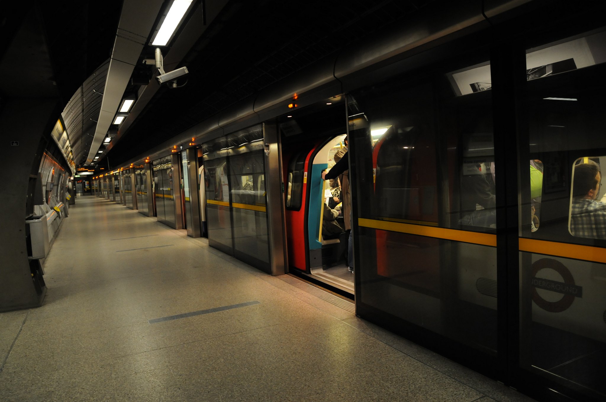 DSC_3392.JPG - Na trasách metra se v době jeho historie používaly různé druhy souprav. Původní jednotky byly poháněny parou (zrušené od roku 1908). V současné době jsou v provozu dva druhy souprav.Na podpovrchových trasách (Sub-Surface) jezdí soupravy, které víceméně svými rozměry odpovídají rozměrům vlaků provozovaných na běžných železničních tratích. Na podzemních trasách (Tube) jezdí jednotky s mnohem menším profilem, svými rozměry přizpůsobené rozměrům tunelů ve kterých jezdí.