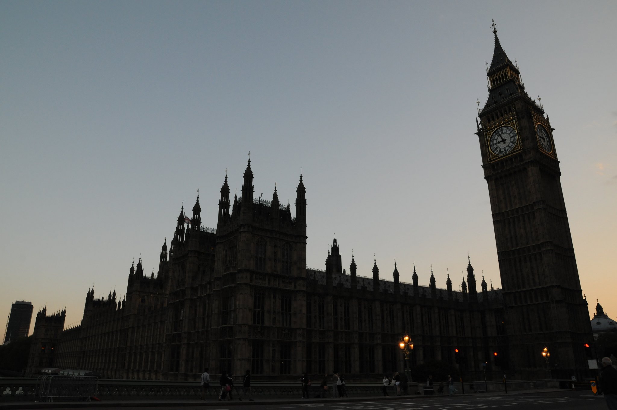 DSC_3420.JPG - Big Ben je hovorové označení používané pro hodinovou věž, která je součástí budovy Westminsterského paláce vedle Temže v Londýně a neformální pojmenování Velkého zvonu. Věž se tyčí nad severovýchodní straně paláce, ve kterém zasedá parlament.