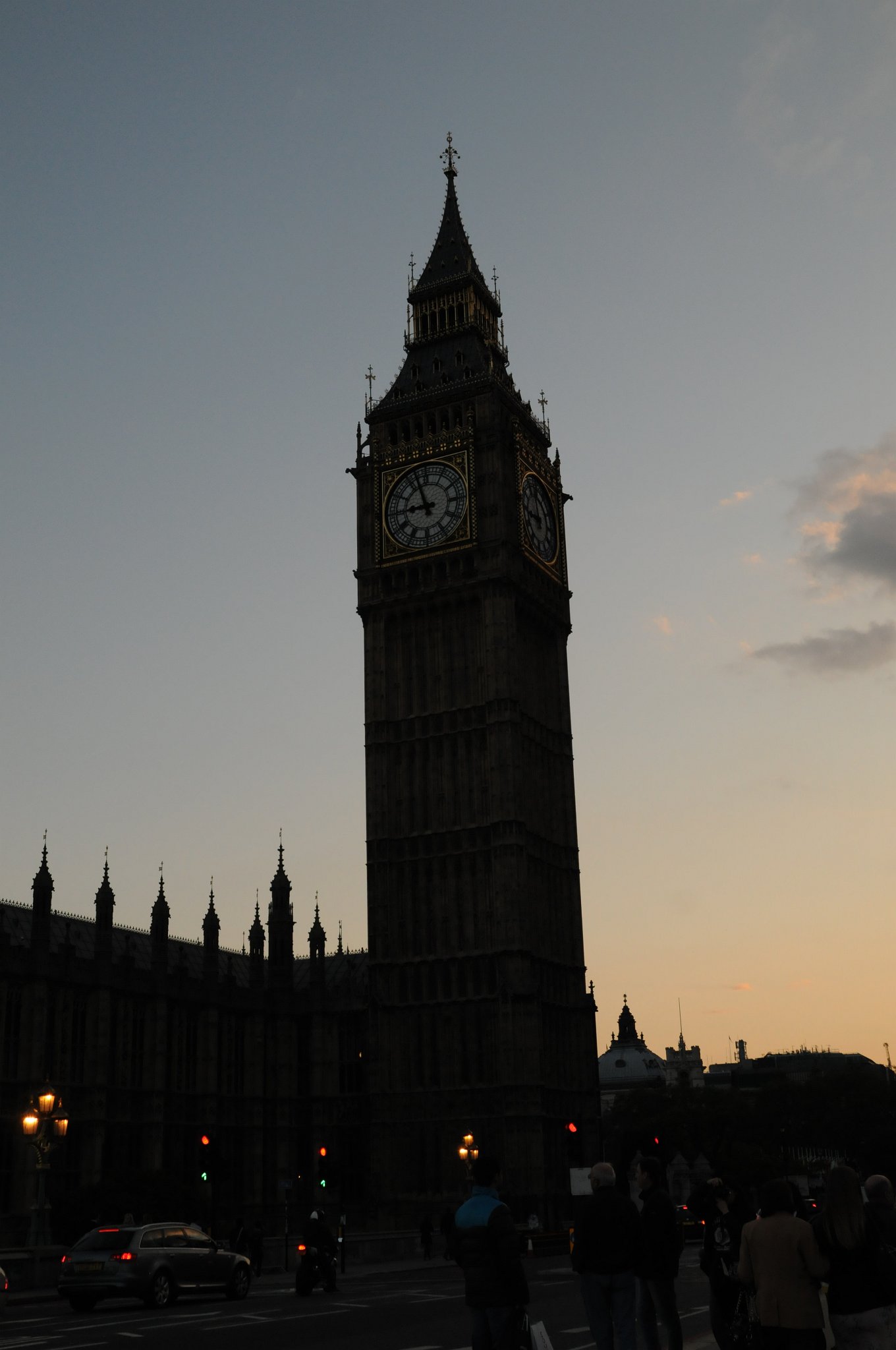 DSC_3425.JPG - Jméno Big Ben se téměř všeobecně používá pro celou hodinovou věž. Ve skutečnosti je Big Ben jméno hlavního a největšího zvonu ve věži, který odbíjí celou hodinu. Podle jednoho z několika výkladů je zvon pojmenován po hlavním staviteli siru Benjaminu Hallovi, a podle jiné verze je pojmenován po nejtěžším zápasníku své doby Benjaminu Cauntovi.