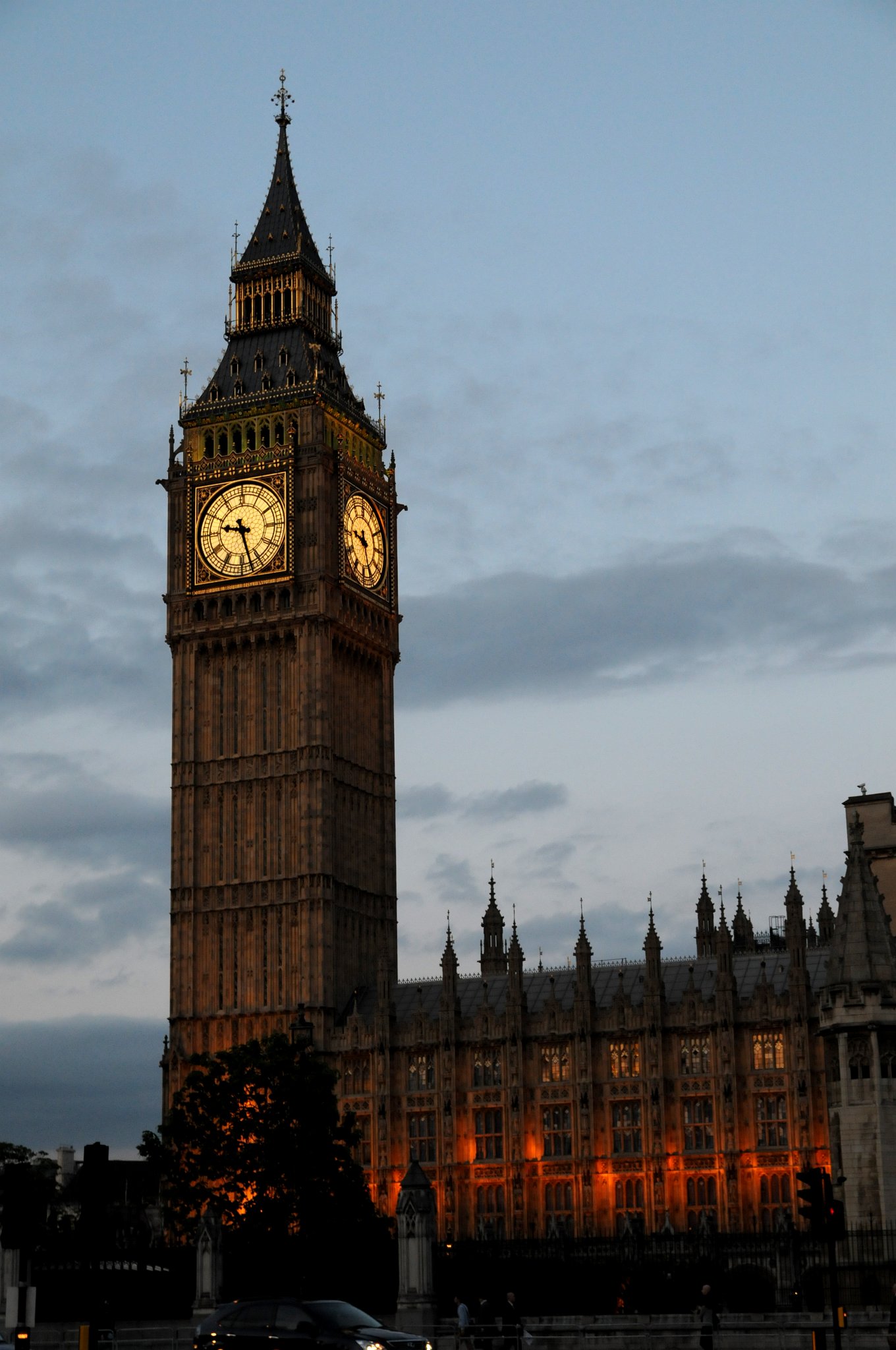 DSC_3485_2.jpg - Pro věž je také občas používán název St Stephen's Tower, i když toto označení nepoužívají zaměstnanci Westminsterského paláce. Toto jméno zřejmě pochází z názvu západního křídla Westminsterského paláce – St Stephen's Hall, které je používáno jako vstup pro návštěvníky a lobbisty. V souvislosti s šedesátým výročím vlády Alžběty II. bude věž oficiálně přejmenována na Elizabeth Tower.