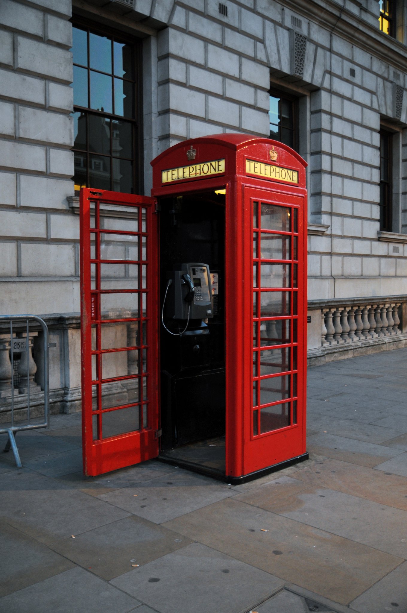 DSC_3525_1.jpg - Veřejná telefonní budka navržená sirem Giles Gilbert Scottem v roce 1924. Tento model telefonní budky byl vysoutěžen a vybrán Královskou poštou jako náhrada betonových budek používaných od roku 1920.