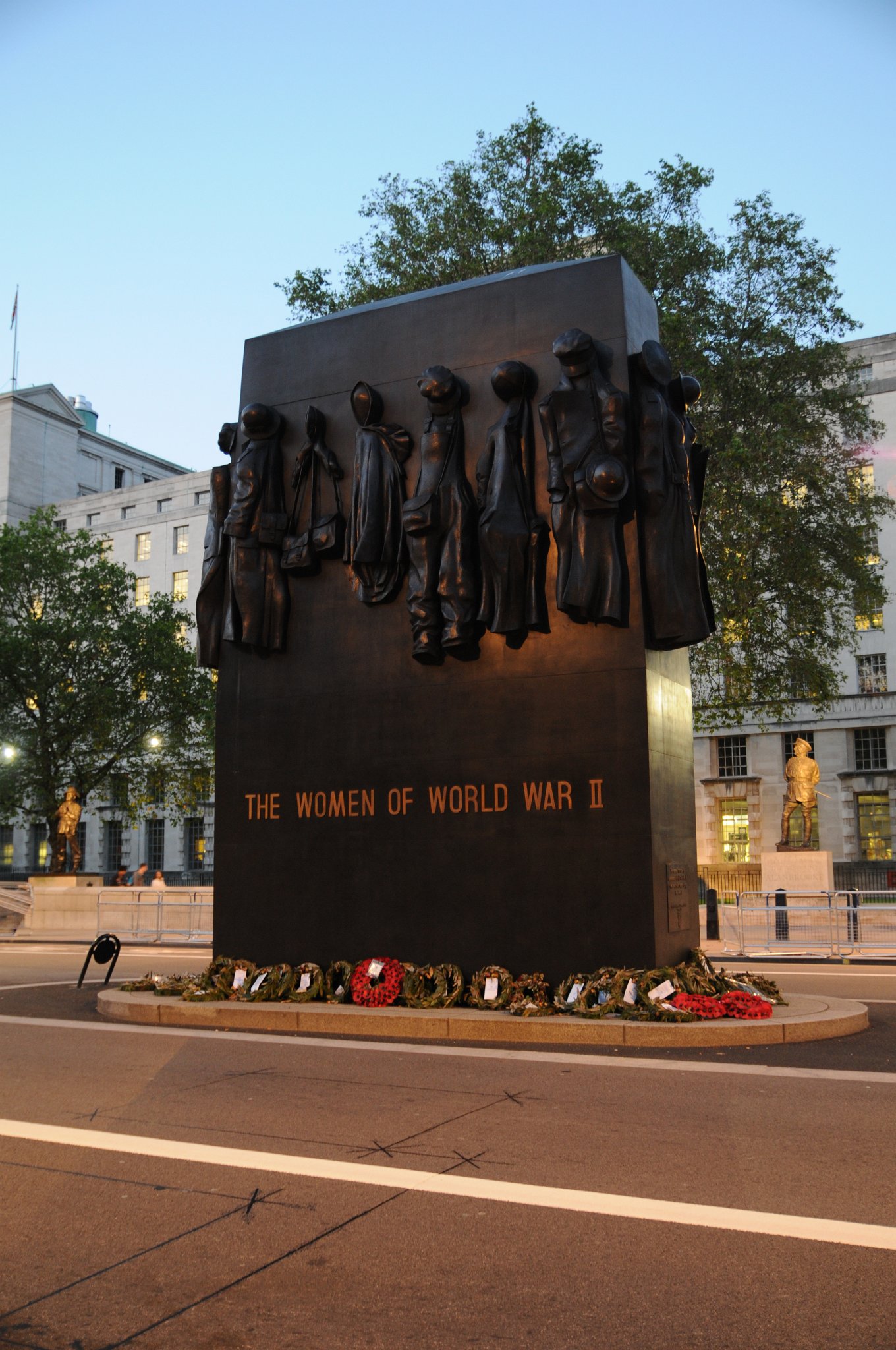 DSC_3529.JPG - The Monument The Women of World War II. Národní památnik žen druhé světové války je britský válečný památník vytvořený John W. Millsem.