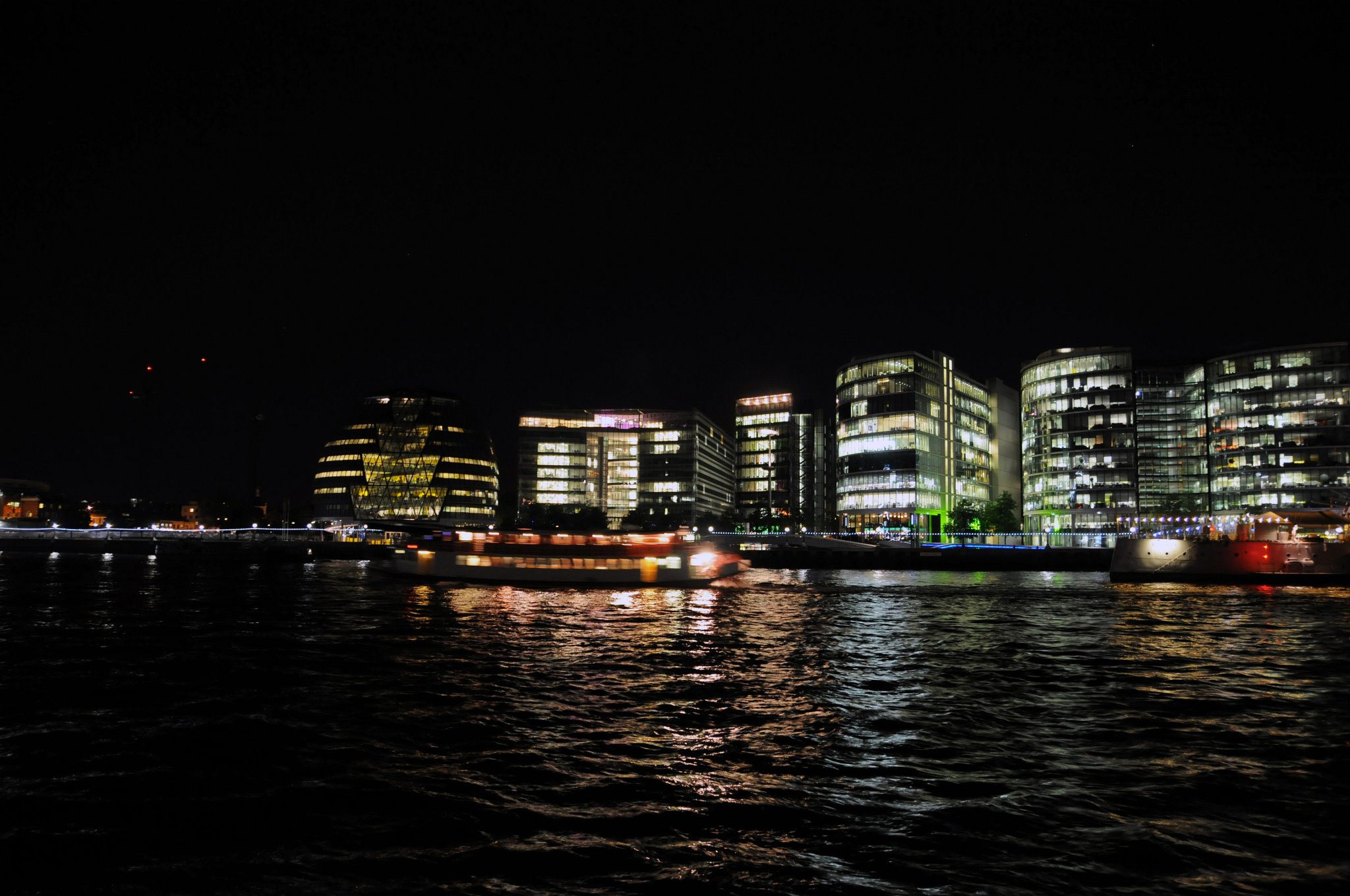 DSC_3616_1.jpg - Pohled na nočně osvětlené moderní budovy na nábřeží Temže. Vlevo je jasně osvětlená City Hall, Hays Galleria a další.
