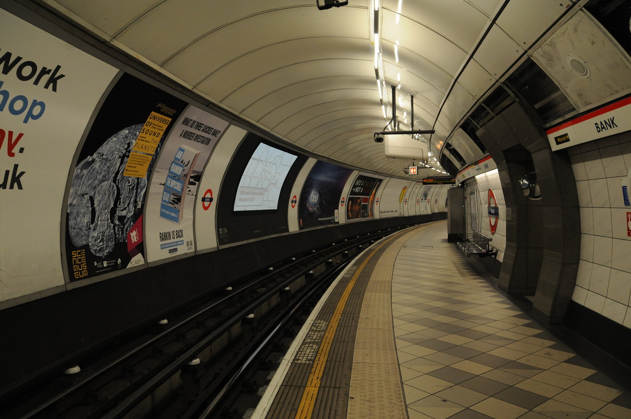 DSC_3691.JPG - Bank-Monument je komplex stanic londýnského metra a Docklands Light Railway v londýnské City. Stanicí Bank (pojmenované po Bank of England) prochází linky Northern, Central, Waterloo & City a DLR. Stanicí Monument (pojmenované po památníku Velkého požáru Londýna) prochází linky Distric a Circle.Celý komplex tvoří osmou nejvytíženější stanici londýnského metra a v roce 2009 zde vystoupilo a nastoupilo přes 40 miliónů cestujících.