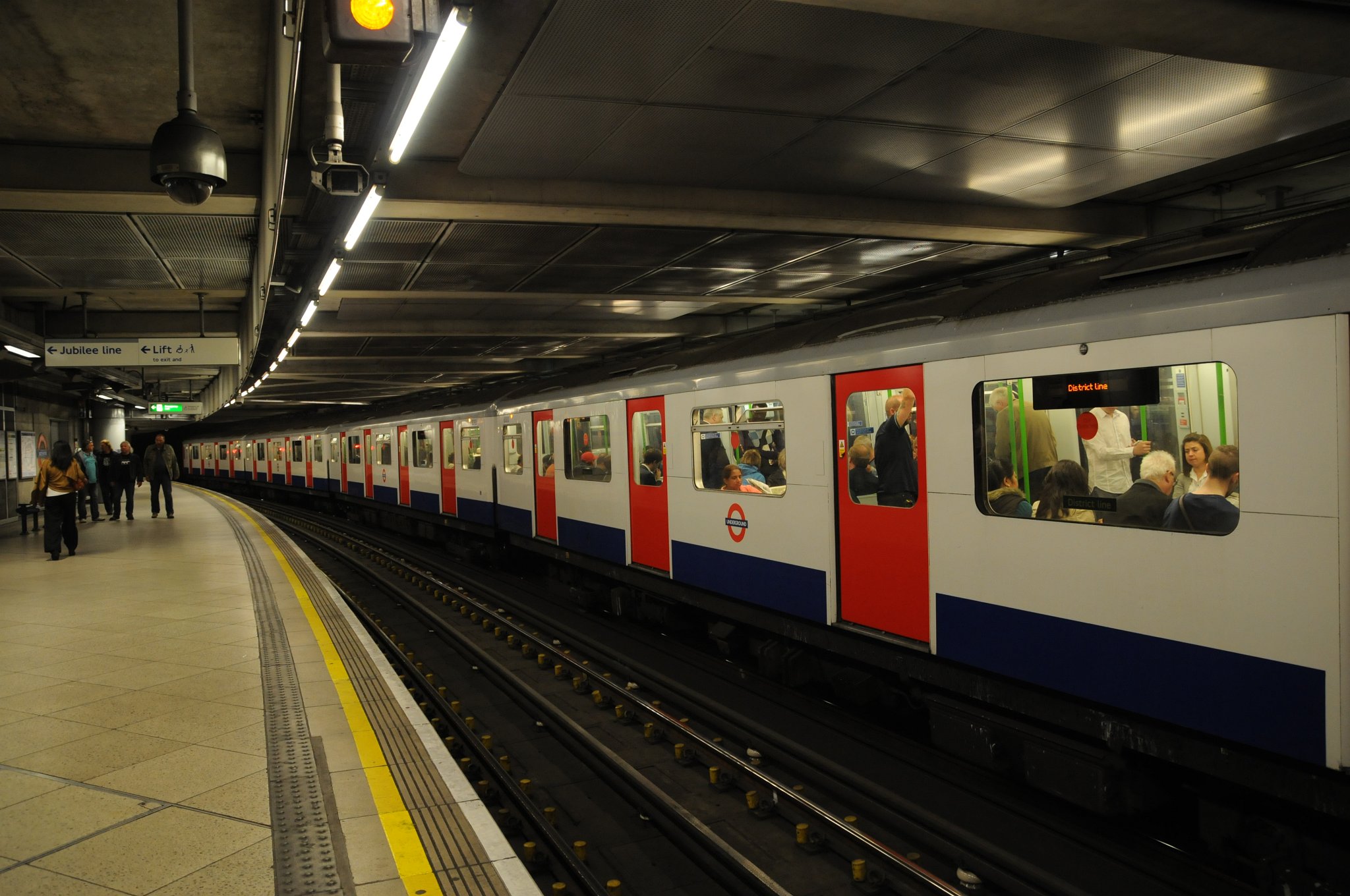 DSC_3701.JPG -  Stanicí Bank (pojmenované po Bank of England) prochází linky Northern, Central, Waterloo & City a DLR. Stanicí Monument (pojmenované po památníku Velkého požáru Londýna) prochází linky Distric a Circle.