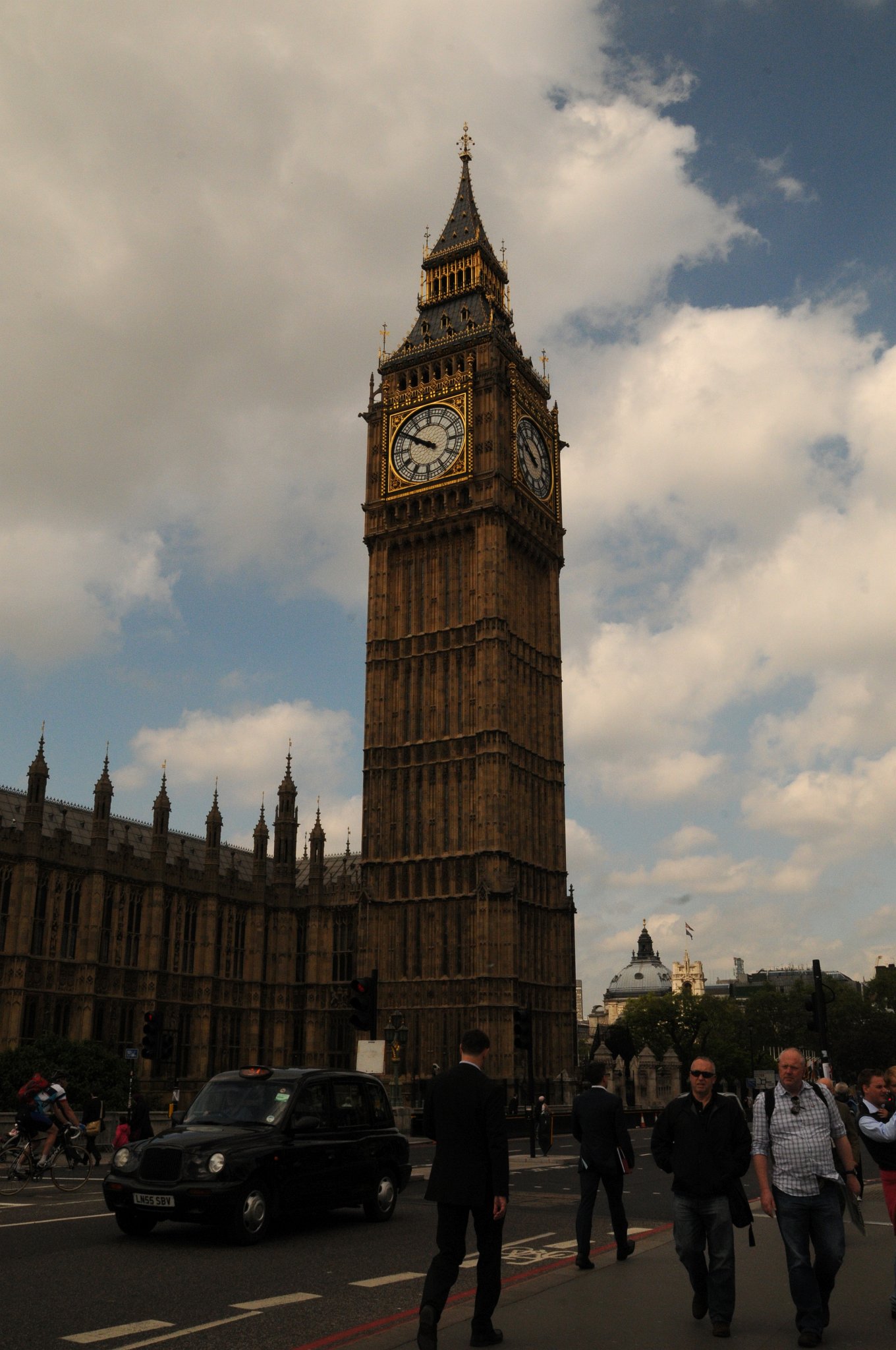 DSC_3711_2.jpg - Zvon, uložená ve věži Big Benu má hmotnost 13,762 tun, původně byl naladěn na tón E a srdce zvonu má hmotnost 203 kg. Doba mezi jednotlivými údery zvonu je 5 sekund. Je běžným omylem, že je považován za nejtěžší zvon Velké Británie ale ve skutečnosti je třetí nejtěžší po Great Paul v katedrále svatého Pavla v Londýně s hmotností 17,002 t a Great George v Liverpoolské katedrále s hmotností 15,013 tun.