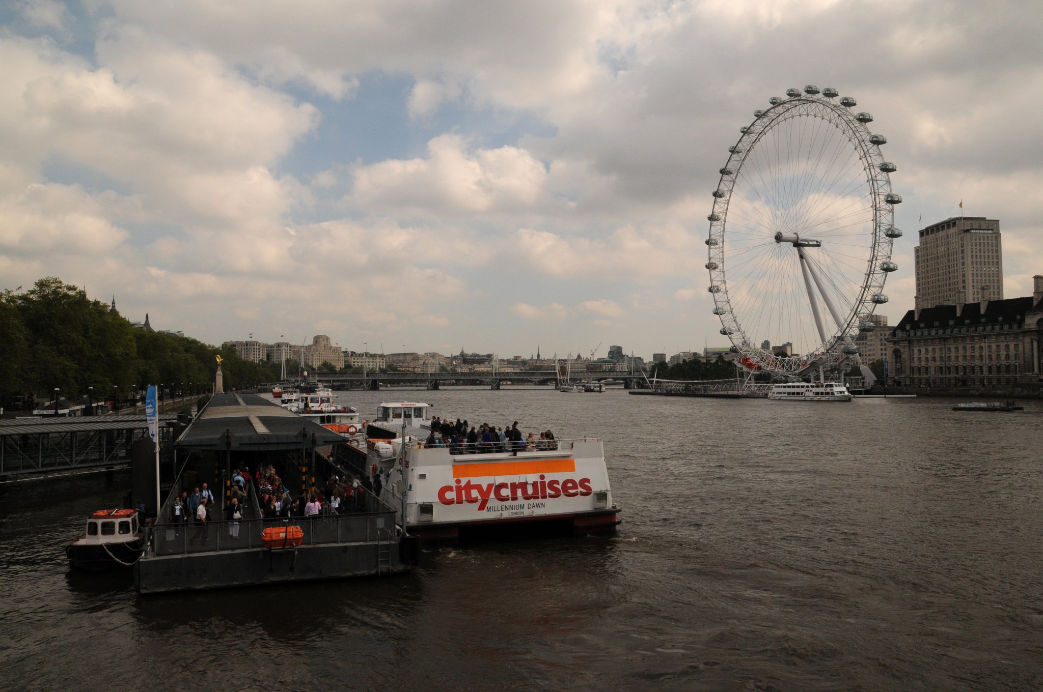 DSC_3727_2.jpg - Nástupiště přívozu přes řeku Temži, London Eye, v pozadí pak Hungerford Bridge.