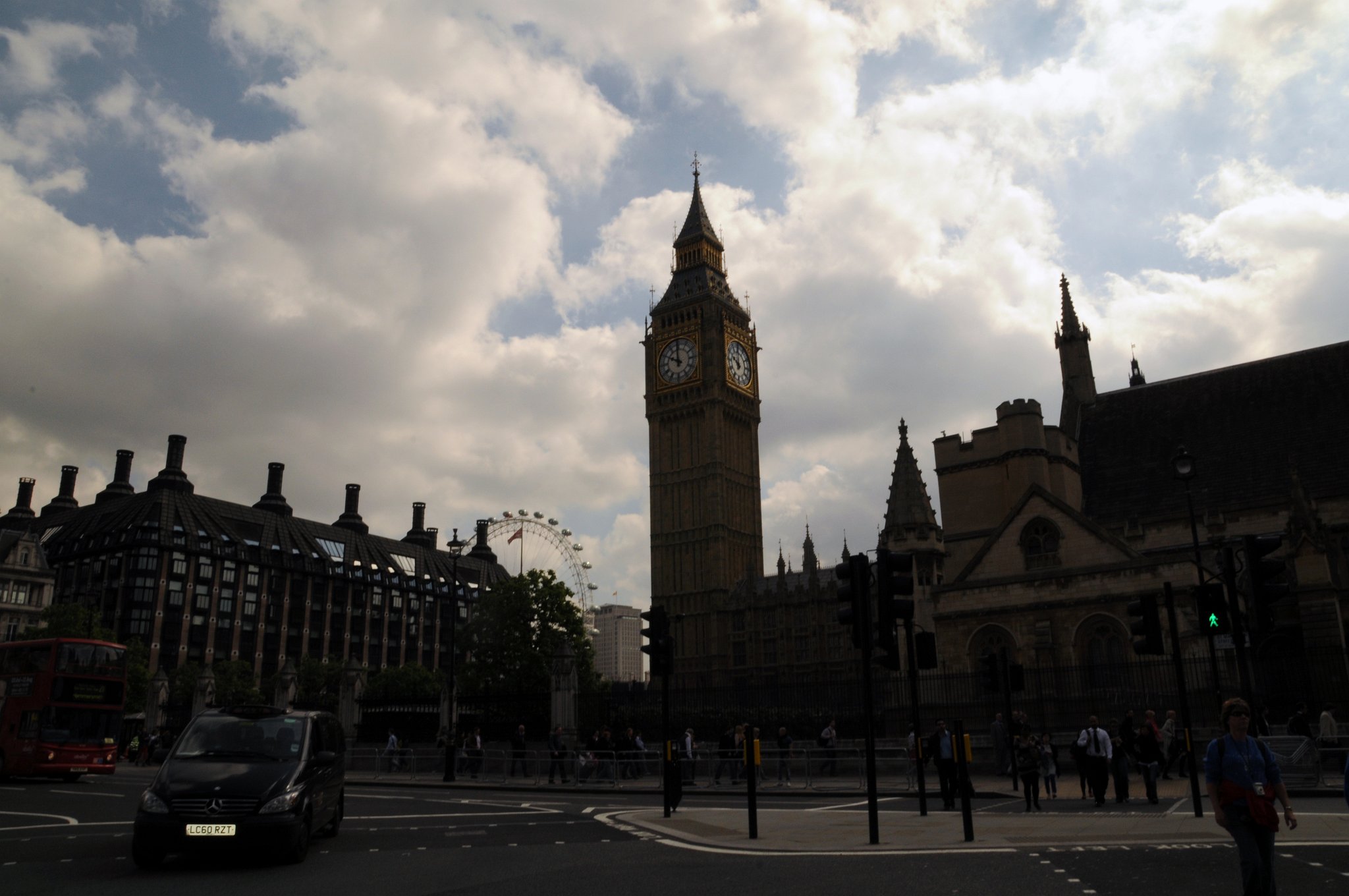 DSC_3744_1.jpg - Hodiny na věži Big Ben jsou pověstné svou spolehlivostí. Ta je dána schopnostmi jejich tvůrce, amatérského hodináře Edmund Becketta Denisona. Hodiny byly podle jeho návrhu vyrobeny hodinářem Edwardem Johnem Dentem ještě dříve, než byla dokončena věž samotná. Denison tak měl dostatek času na experimentování a seřizování hodin. Krokové ústrojí hodin poskytuje dokonalé oddělení mezi kyvadlem a hodinovým mechanismem. To spolu s uzavřením ve schránce odolné proti působení větru a jiných povětrnostních podmínek umožňuje trvalou přesnost hodinového mechanismu.Hodiny si uchovaly svou přesnost navzdory bombardování v průběhu druhé světové války.Na nový rok 1962 se v důsledku hustého sněžení zpomalily a odbily půlnoc o 10 minut později.První velký výpadek postihl hodiny v roce 1976. Bicí mechanismus se poškodil vlivem kazu kovového materiálu 5. srpna 1976 a byl znovu zprovozněn 9. května 1977.Hodiny se zastavily 30. dubna 1977 den před všeobecnými volbami a znovu o tři týdny později.V pátek 27. května 2005 se hodiny na 90 minut zastavily, zřejmě vlivem velkého horka (teplota v Londýně dosáhla 31.8 °C ).29. října 2005 byla činnost hodin asi na 33 hodin zastavena z důvodu opravy. Byl to nejdelší interval nefunkčnosti hodin za posledních 22 let.