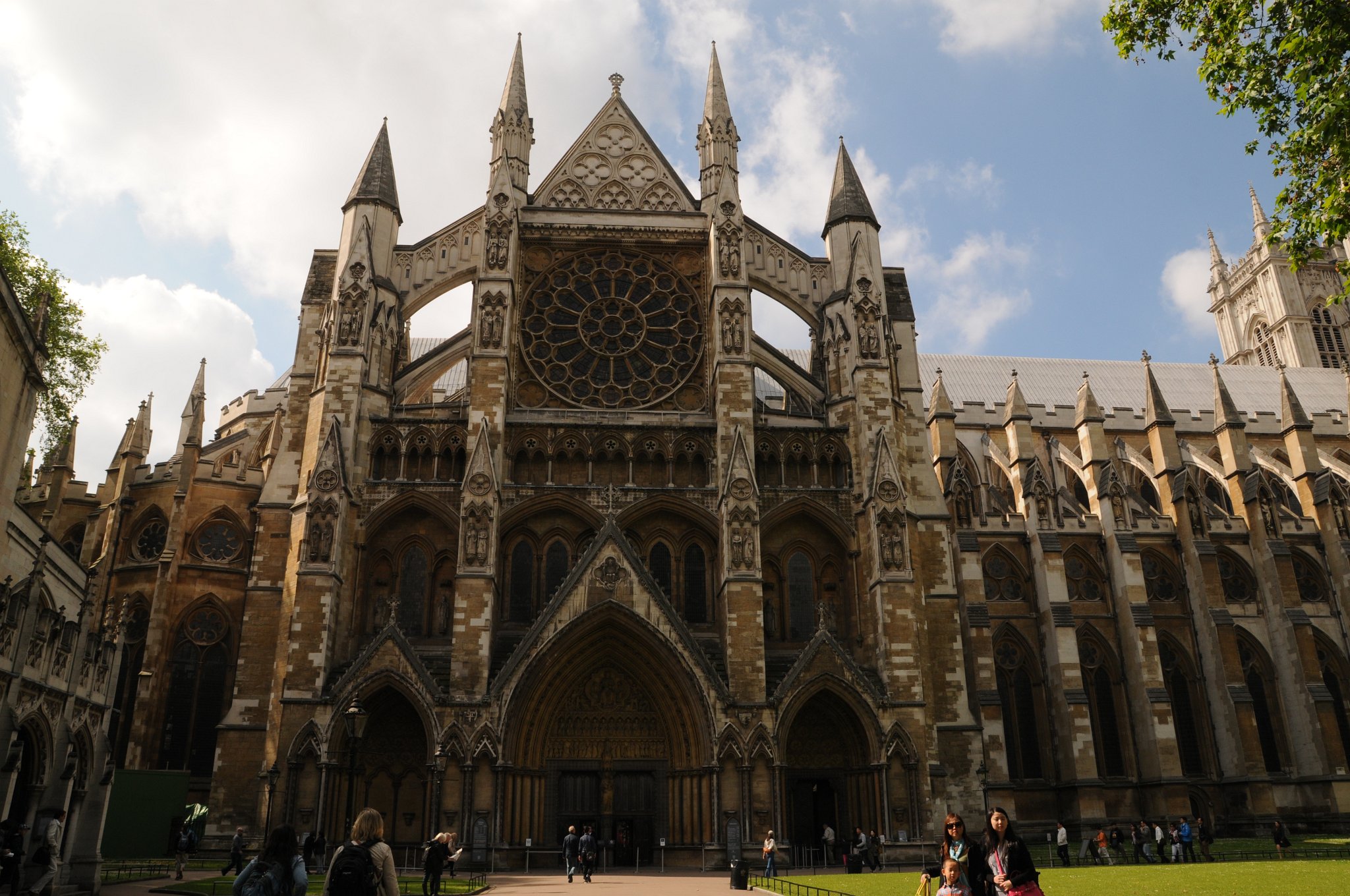 DSC_3754.JPG - Westminsterské opatství (Westminster Abbey) – oficiální označení Kolegiátní chrám svatého Petra ve Westminsteru (The Collegiate Church of St Peter, Westminster) je chrám ve stavebním tvaru katedrály, postavený převážně v gotickém slohu, nacházející se v Londýnském obvodu Westminster, nedaleko od Westminsterského paláce. Je tradičním místem korunovací, svateb a místem posledního odpočinku anglických panovníků.